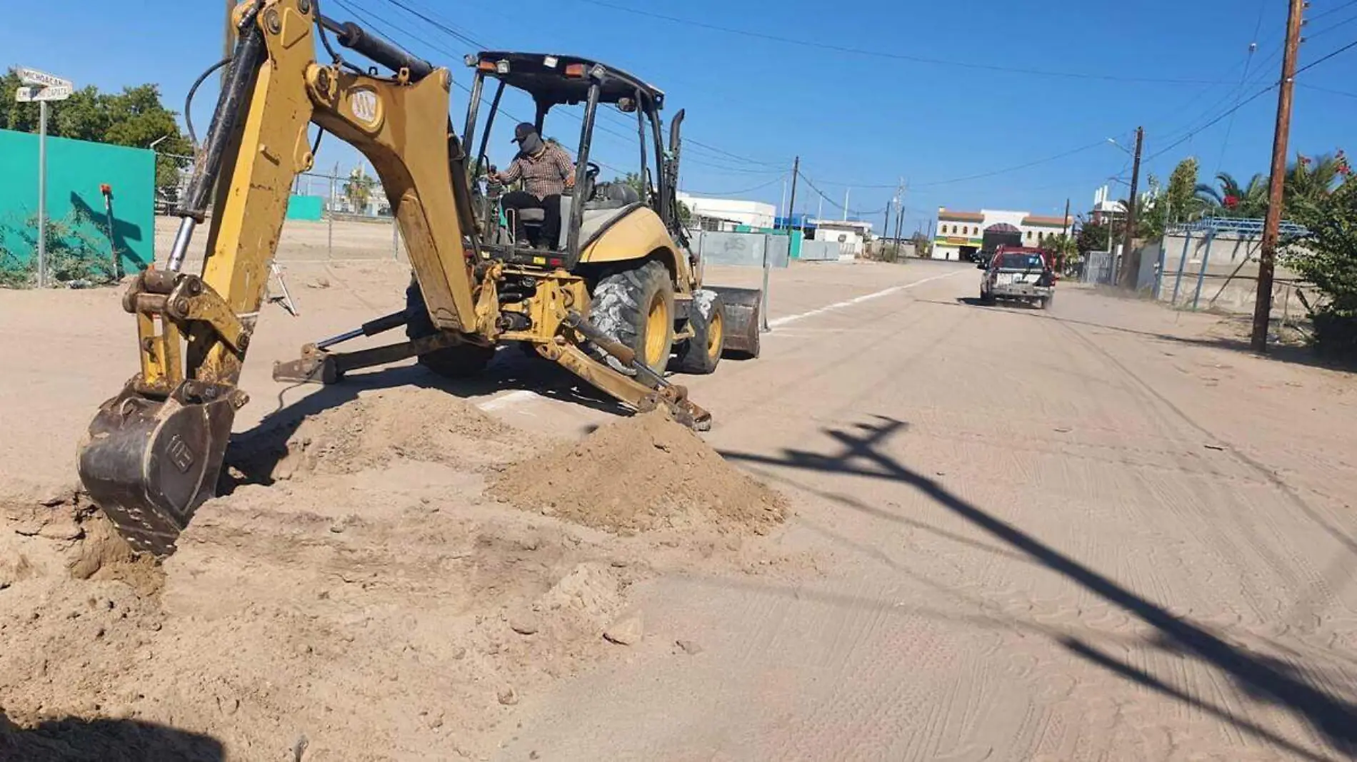 maquinaria realizando obras de remodelación de calles en La Paz